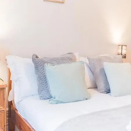 Holiday home Pass The Keys Cosy Victorian Family In *