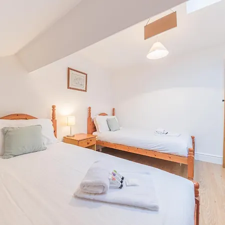 Pass The Keys Cosy Victorian Family In Holiday home *