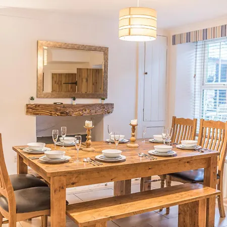 Pass The Keys Cosy Victorian Family In Holiday home *